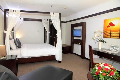 Llit o llits en una habitació de Jayakarta Hotel Jakarta