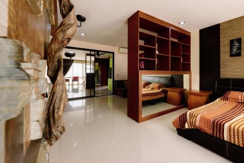 um quarto com uma cama e um espelho em Condo AVANTA Deluxe A301 em Mae Nam