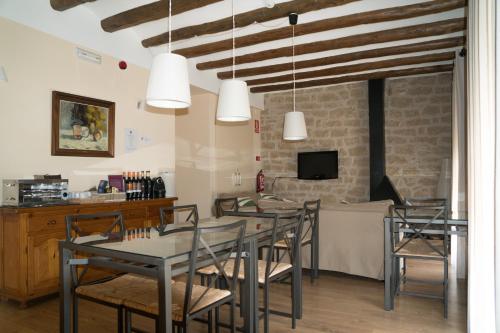 Vilosell Wine Hotel في El Vilosell: غرفة طعام مع طاولة وكراسي