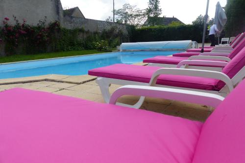 Der Swimmingpool an oder in der Nähe von Logis Hotel Restaurant Le Cheval Blanc