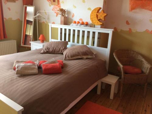 un letto con tre cuscini sopra in una camera da letto di B&B Marianne a Bruxelles