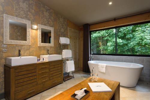 A bathroom at Château de Candie