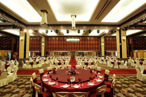 a large banquet hall with a large table in the middle at Nice Prince Hotel in Chiayi City
