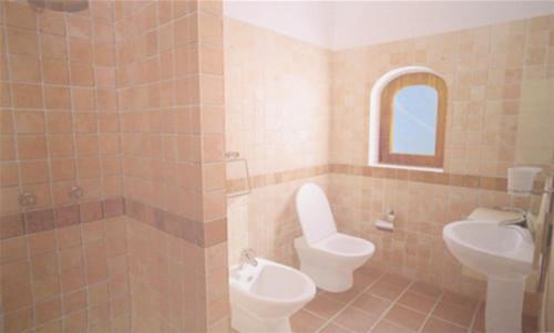Bilik mandi di Borgo Bellavista Badesi