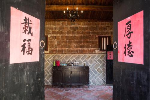 una camera con bancone e scritte sulle pareti di Patio Moonlight a Jincheng