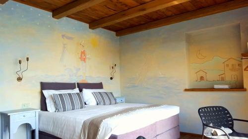 a bedroom with a bed and a painting on the wall at Torre dei Sogni in Poppi