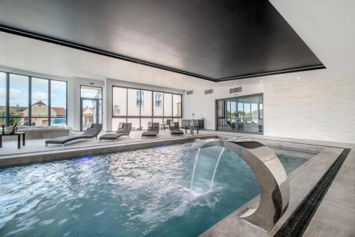 an indoor swimming pool in a house at Logis Aux Maisons in Maisons-lès-Chaource