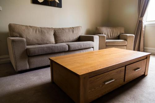 Ruang duduk di Simmers Serviced Apartments
