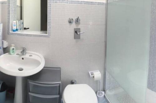 トラーパニにあるAppartamento a 20 metri dal mareのバスルーム(洗面台、トイレ、鏡付)