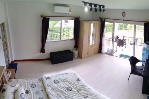 une chambre avec un lit et un salon dans l'établissement Thai Break Resort, à Trang