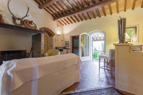 a bedroom with a bed and a table and chairs at La Vittoria 10 – La Soglia della Val d’Orcia in Chianciano Terme