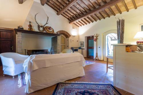 a bedroom with a bed and a living room at La Vittoria 10 – La Soglia della Val d’Orcia in Chianciano Terme