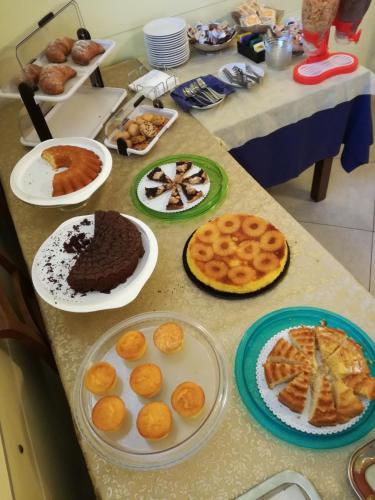 ein Tisch mit Tellern voller Essen in der Unterkunft Hotel Aquila in Aprilia