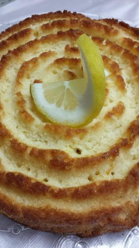 ein Kuchen mit einer Zitronenscheibe darauf in der Unterkunft Hotel Aquila in Aprilia