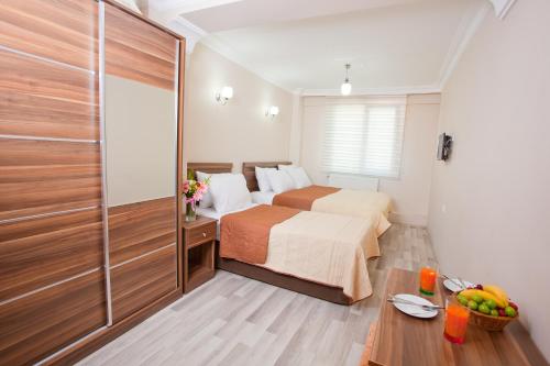 Ліжко або ліжка в номері Birlik Hotel