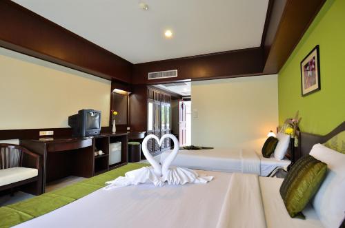 Ένα ή περισσότερα κρεβάτια σε δωμάτιο στο Samui First House Hotel