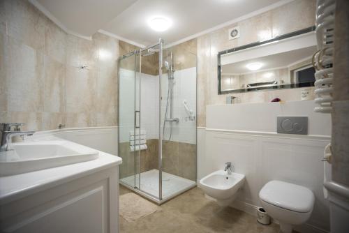 ソポトにあるVictus Apartamenty, Apartament Silverのバスルーム(洗面台、トイレ、シャワー付)