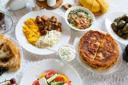 una mesa con platos de comida. en Vila Roz, en Trebujeni