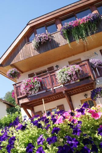 a building with lots of flowers in front of it at B&B Le Sourire du Lac in Sévrier