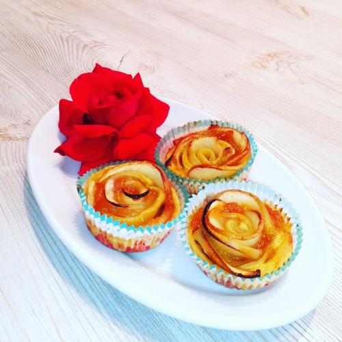 drie cupcakes op een wit bord met een rode roos bij Stella Naxos Island in Agia Anna Naxos