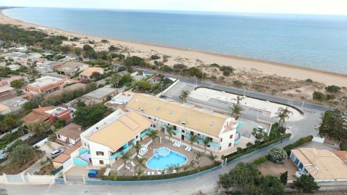 een luchtzicht op een resort naast het strand bij Residence Fronte Mare in Santa Maria Del Focallo