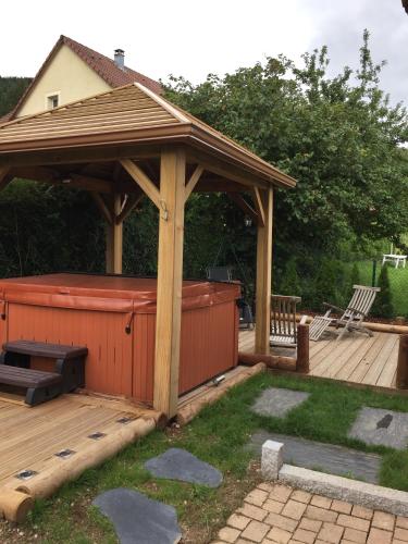 Jardin de l'établissement Le Chalet du Pont des Fées - Sauna & SPA