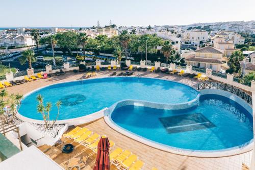 - une vue sur la piscine située dans un bâtiment dans l'établissement Grand Muthu Forte do Vale, à Albufeira