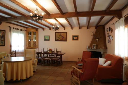 - un salon avec des chaises rouges et une table dans l'établissement Villa Lucia, à Cabezabellosa