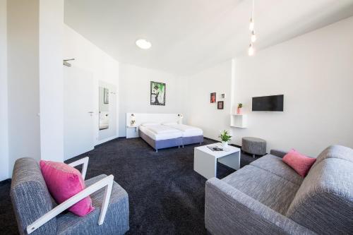 - un salon avec deux canapés et un canapé dans l'établissement CALMA Berlin Mitte, à Berlin