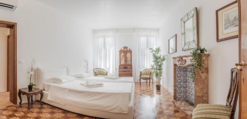 Säng eller sängar i ett rum på Luxury Apartment On Grand Canal by Wonderful Italy