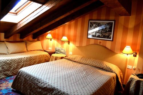 Кровать или кровати в номере Hotel Chateau Blanc