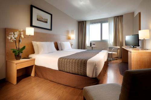 A bed or beds in a room at Eurostars Lucentum