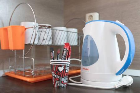 un bancone da cucina con un mixer e una tazza di penne di Santa Sofia Studio a Sunny Beach