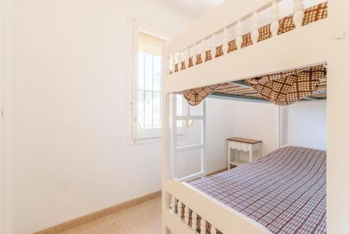 1 dormitorio con 2 literas y ventana en Apartaments Fincasol, en L'Estartit