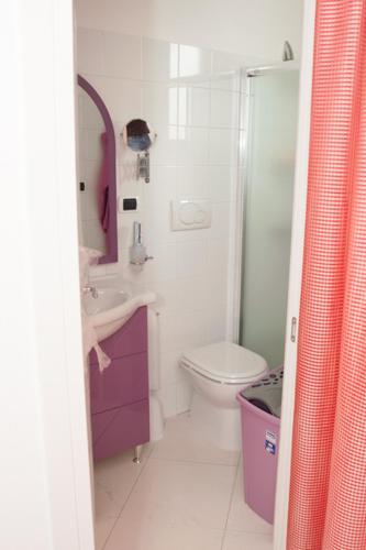 AradeoにあるCasa Fabiolaのバスルーム(トイレ、洗面台、シャワー付)