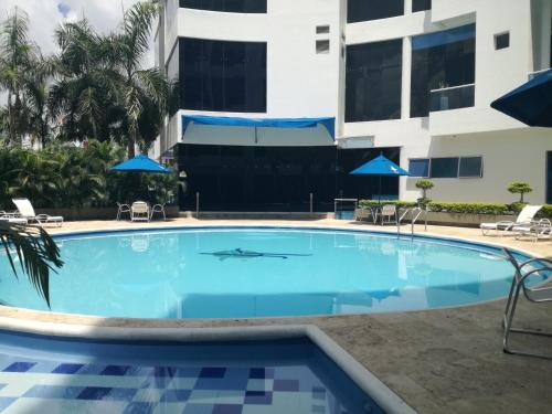 a large blue swimming pool in front of a building at Hotel Florida Sinú in Montería