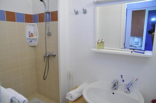 une salle de bain avec un lavabo et une douche dans l'établissement VVF Résidence Pays Basque Saint-Jean-Pied-de-Port, à Saint-Jean-Pied-de-Port