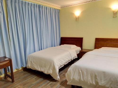 Un pat sau paturi într-o cameră la Uncle Ho Motel