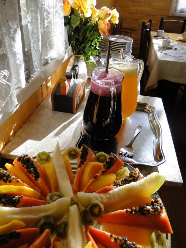 een bord eten op een tafel met een drankje bij Pousada Aldeia dos Sonhos in Canela