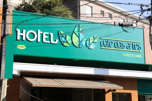 una señal para un hotel al lado de un edificio en Hotel Vale das Artes en Embu