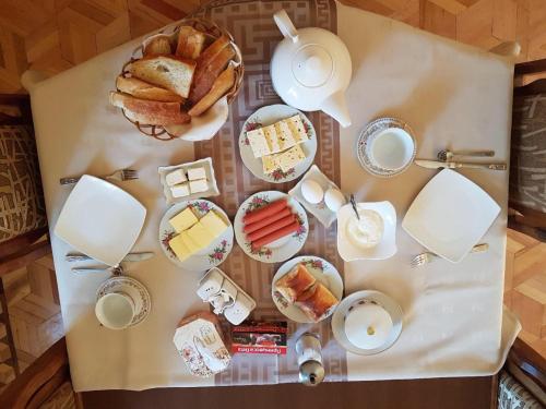 an overhead view of a table with plates of food at Areguni Guest House in Dilijan