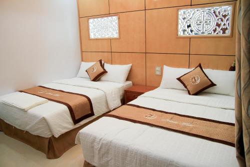 Un pat sau paturi într-o cameră la Jeanne Hotel