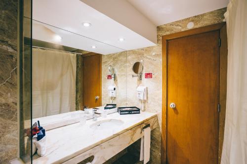 Ένα μπάνιο στο Muthu Oura Praia Hotel