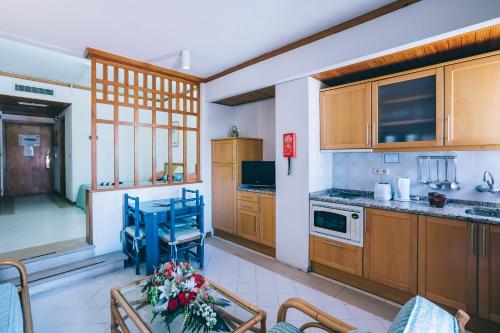 Η κουζίνα ή μικρή κουζίνα στο Muthu Oura Praia Hotel