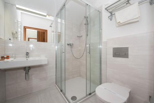 La salle de bains est pourvue d'une douche, de toilettes et d'un lavabo. dans l'établissement Sandra Spa Pogorzelica & Aquapark, à Pogorzelica