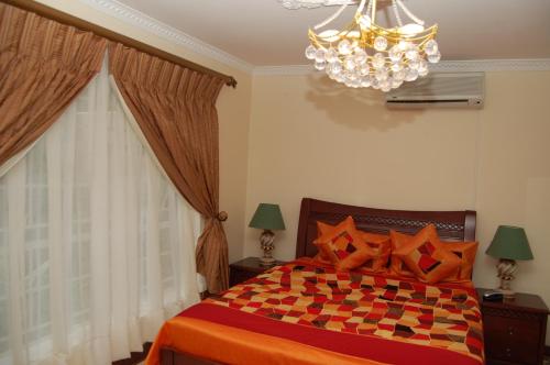 Ένα ή περισσότερα κρεβάτια σε δωμάτιο στο Falcon Crest Suites