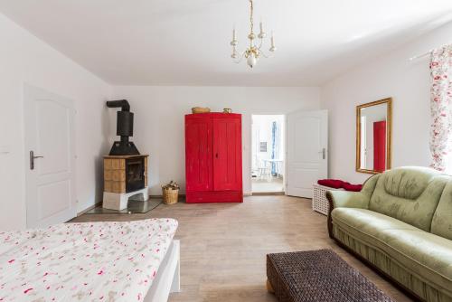 ein Wohnzimmer mit einem Sofa und einem roten Kühlschrank in der Unterkunft Apartmany Rabi in Raby