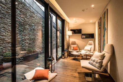 a living room with chairs and a wall of windows at Zamek Topacz in Wrocław