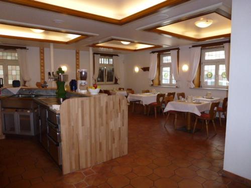 - un restaurant avec des tables et des chaises dans une salle dans l'établissement Landhotel Solmser Hof, à Echzell