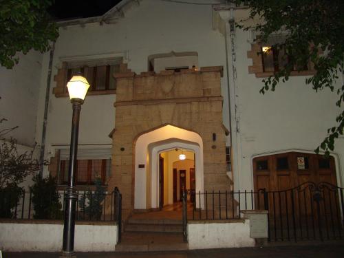 un edificio con una luz de la calle delante de él en Alojarse en Mendoza B&B en Mendoza